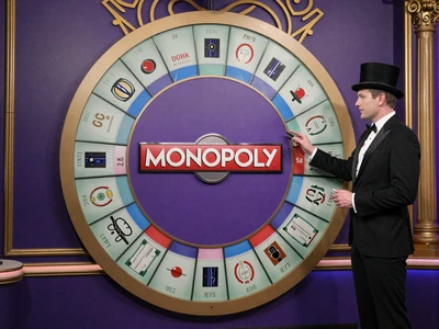 Monopoly Live Evolution Moderator im Smoking mit Geld-Rad und 3D Brettspiel